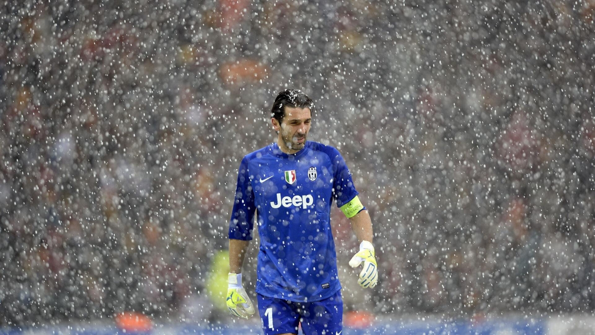 曼联球员探访福利院送上温暖，曼联足球运动员